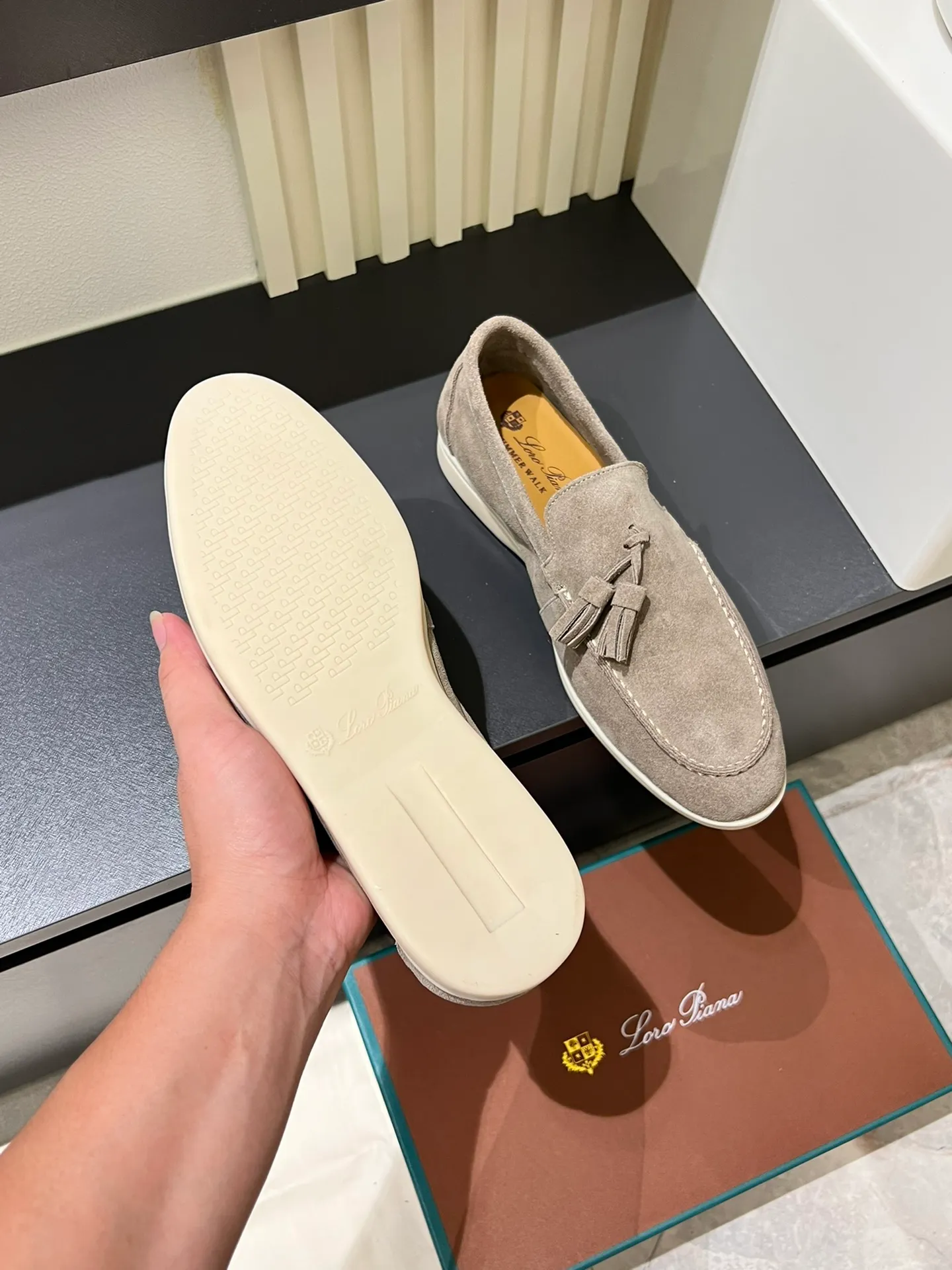 Men's shoes 💰p360 "Loro men's shoes 💰pian'*" Classic L men's shoes for couples 💰p Top version British flat loafers, a must-have item in old money style, the minimalist design is eye-catching and durable, a plus point for dressing The soft foot feel and texture are outstanding. They don’t scratch your feet and are very nice. They are matched with soft and waxy soles. They can be worn daily for a long time without getting tired. They are easy to wear, versatile and classic items, with perfect foot feel and texture! Imported cashmere fabric, the lining is made of imported A-grade water-dyed cow lining, the top version of the genuine leather midsole is sewn with pure handmade mark thread! Size: Female 35-40 (34. Customized) Male 38-44 (45.46. Customized)